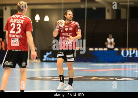 Odense, Dänemark. März 2025. Evgeni Pevnov (41) von Fredericia Handball während des EHF Champions League-Spiels zwischen Fredericia Handball und Dinamo Bucuresti in der Jyske Bank Arena in Odense. Quelle: Gonzales Photo/Alamy Live News Stockfoto