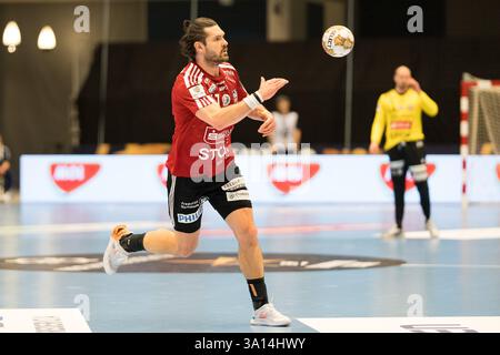 Odense, Dänemark. März 2025. Evgeni Pevnov (41) von Fredericia Handball während des EHF Champions League-Spiels zwischen Fredericia Handball und Dinamo Bucuresti in der Jyske Bank Arena in Odense. Quelle: Gonzales Photo/Alamy Live News Stockfoto