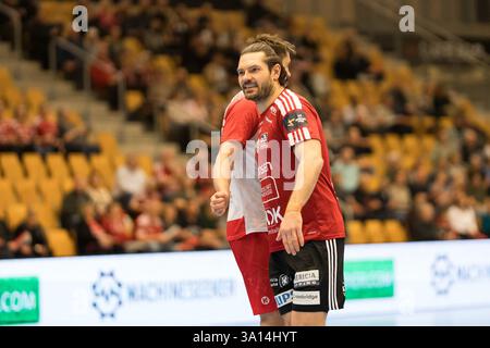 Odense, Dänemark. März 2025. Evgeni Pevnov (41) von Fredericia Handball während des EHF Champions League-Spiels zwischen Fredericia Handball und Dinamo Bucuresti in der Jyske Bank Arena in Odense. Quelle: Gonzales Photo/Alamy Live News Stockfoto