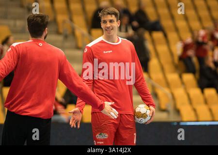 Odense, Dänemark. März 2025. Frederik Ladefoged von Dinamo Bucuresti bereitet sich auf das EHF Champions League-Spiel zwischen Fredericia Handball und Dinamo Bucuresti in der Jyske Bank Arena in Odense vor. Quelle: Gonzales Photo/Alamy Live News Stockfoto