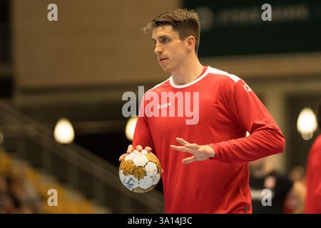 Odense, Dänemark. März 2025. Frederik Ladefoged von Dinamo Bucuresti bereitet sich auf das EHF Champions League-Spiel zwischen Fredericia Handball und Dinamo Bucuresti in der Jyske Bank Arena in Odense vor. Quelle: Gonzales Photo/Alamy Live News Stockfoto