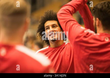 Odense, Dänemark. März 2025. Ali Zein von Dinamo Bucuresti bereitet sich auf das EHF Champions League-Spiel zwischen Fredericia Handball und Dinamo Bucuresti in der Jyske Bank Arena in Odense vor. Quelle: Gonzales Photo/Alamy Live News Stockfoto