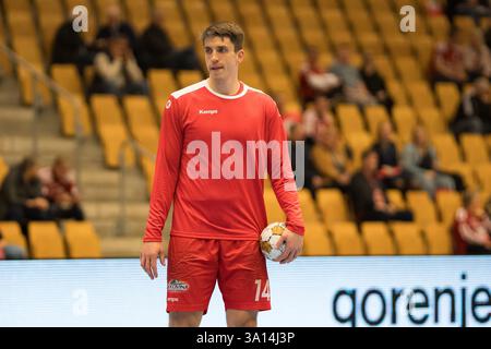Odense, Dänemark. März 2025. Frederik Ladefoged von Dinamo Bucuresti bereitet sich auf das EHF Champions League-Spiel zwischen Fredericia Handball und Dinamo Bucuresti in der Jyske Bank Arena in Odense vor. Quelle: Gonzales Photo/Alamy Live News Stockfoto
