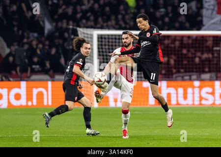 Josip Sutalo (Ajax Amsterdam, 37), Hugo Ekitike (Eintracht Frankfurt, 11) UEFA Europa League: Ajax Amsterdam - Eintracht Frankfurt; Johan Cruijff Arena, Amsterdam; 06.03.2025 Stockfoto