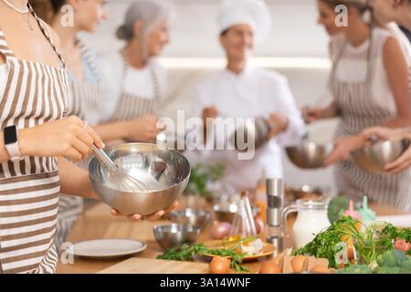 Nahaufnahme von weiblichen Händen, die Eiweiß in der Schüssel schlagen Stockfoto