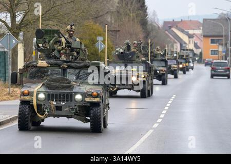Grafenwoehr, Bayern, Deutschland. Februar 2025. Fallschirmjäger der US-Armee, die dem 1. Geschwader, 91. Kavallerie-Regiment, 173. Luftlandebrigade-Konvoi zum Hohenfels-Trainingsgebiet, Deutschland, für die bevorstehende Übung Allied Spirit am 25. Februar 2025 zugewiesen wurden. Allied Spirit 25 ist eine wiederkehrende Übung, die in den Trainingsbereichen des 7. Heeresausbildungskommandos in Grafenwoehr und Hohenfels durchgeführt wird, um eine multinationale Brigade zur Unterstützung von Abschreckungsinitiativen der NATO vorzubereiten. Im Gegensatz zu anderen Übungen der US-Armee Europa und Afrika, bei denen Kampfteams der US-Brigade eine führende Rolle spielen, ist eine Brigade eines NATO-Verbündeten Stockfoto