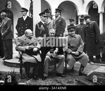 Der britische Premierminister Winston Churchill, der US-Präsident Franklin D. Roosevelt und der sowjetische Generalsekretär Josef Stalin auf der Konferenz von Jalta, Livadia Palace, Jalta, UdSSR, Signal Corps der US-Armee, Februar 1945 Stockfoto