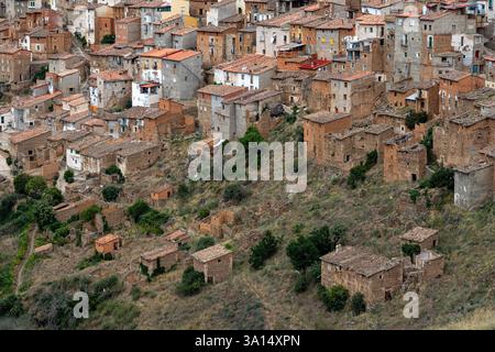 MOROS, SPANIEN - 6. JULI 2021: Blick auf das Dorf Moros und seine alten typischen Häuser in der Provinz Saragossa, Aragón, Spanien. Stockfoto