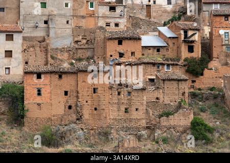 MOROS, SPANIEN - 06. JULI 2021: Detailansicht des Dorfes Moros und seiner alten typischen Häuser in der Provinz Saragossa, Aragón, Spanien. Stockfoto