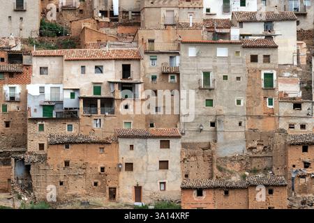 MOROS, SPANIEN - 06. JULI 2021: Detailansicht des Dorfes Moros und seiner alten typischen Häuser in der Provinz Saragossa, Aragón, Spanien. Stockfoto