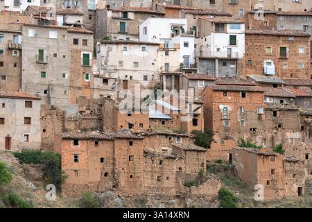 MOROS, SPANIEN - 06. JULI 2021: Detailansicht des Dorfes Moros und seiner alten typischen Häuser in der Provinz Saragossa, Aragón, Spanien. Stockfoto