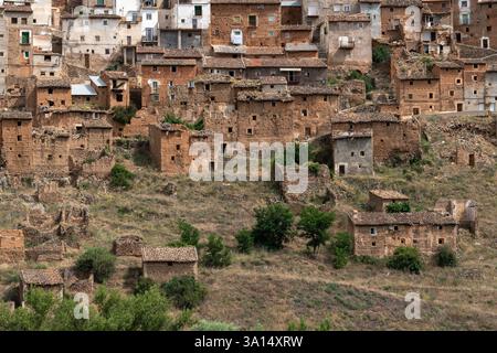 MOROS, SPANIEN - 06. JULI 2021: Detailansicht des Dorfes Moros und seiner alten typischen Häuser in der Provinz Saragossa, Aragón, Spanien. Stockfoto