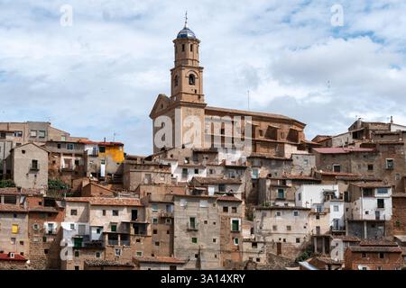 MOROS, SPANIEN - 6. JULI 2021: Blick auf das Dorf Moros und seine alten typischen Häuser in der Provinz Saragossa, Aragón, Spanien. Stockfoto