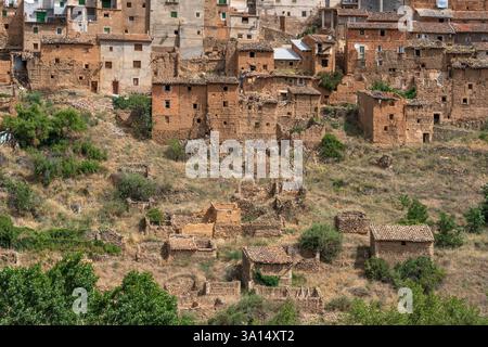 MOROS, SPANIEN - 06. JULI 2021: Detailansicht des Dorfes Moros und seiner alten typischen Häuser in der Provinz Saragossa, Aragón, Spanien. Stockfoto