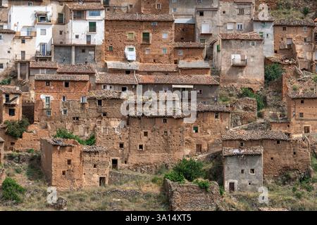 MOROS, SPANIEN - 06. JULI 2021: Detailansicht des Dorfes Moros und seiner alten typischen Häuser in der Provinz Saragossa, Aragón, Spanien. Stockfoto