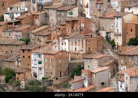MOROS, SPANIEN - 06. JULI 2021: Detailansicht des Dorfes Moros und seiner alten typischen Häuser in der Provinz Saragossa, Aragón, Spanien. Stockfoto