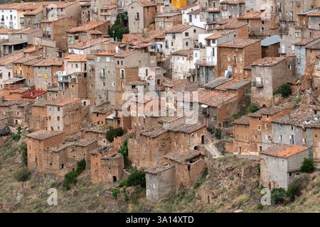 MOROS, SPANIEN - 06. JULI 2021: Detailansicht des Dorfes Moros und seiner alten typischen Häuser in der Provinz Saragossa, Aragón, Spanien. Stockfoto