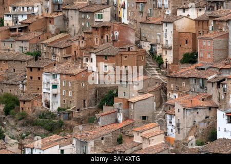 MOROS, SPANIEN - 06. JULI 2021: Detailansicht des Dorfes Moros und seiner alten typischen Häuser in der Provinz Saragossa, Aragón, Spanien. Stockfoto