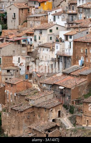 MOROS, SPANIEN - 06. JULI 2021: Detailansicht des Dorfes Moros und seiner alten typischen Häuser in der Provinz Saragossa, Aragón, Spanien. Stockfoto