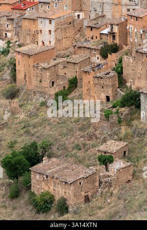 MOROS, SPANIEN - 06. JULI 2021: Detailansicht des Dorfes Moros und seiner alten typischen Häuser in der Provinz Saragossa, Aragón, Spanien. Stockfoto