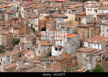 MOROS, SPANIEN - 06. JULI 2021: Detailansicht des Dorfes Moros und seiner alten typischen Häuser in der Provinz Saragossa, Aragón, Spanien. Stockfoto