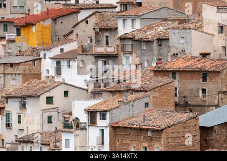 MOROS, SPANIEN - 6. JULI 2021: Blick auf das Dorf Moros und seine alten typischen Häuser in der Provinz Saragossa, Aragón, Spanien. Stockfoto