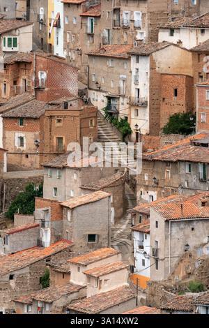 MOROS, SPANIEN - 6. JULI 2021: Blick auf das Dorf Moros und seine alten typischen Häuser in der Provinz Saragossa, Aragón, Spanien. Stockfoto