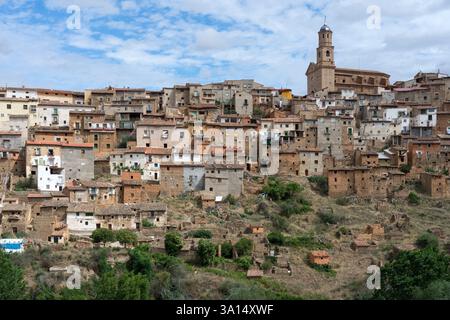 MOROS, SPANIEN - 6. JULI 2021: Blick auf das Dorf Moros und seine alten typischen Häuser in der Provinz Saragossa, Aragón, Spanien. Stockfoto