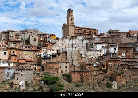MOROS, SPANIEN - 6. JULI 2021: Blick auf das Dorf Moros und seine alten typischen Häuser in der Provinz Saragossa, Aragón, Spanien. Stockfoto