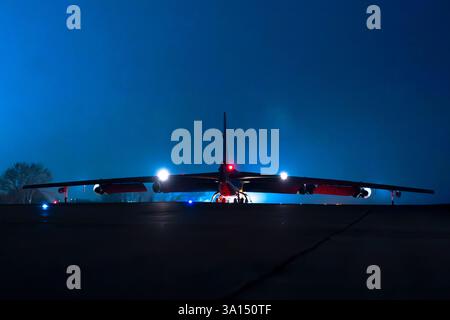 RAF Fairford, Großbritannien. Februar 2025. Ein B-52H Stratofortress-Flugzeug, das der 69th Expeditionary Bomb Squadron zugeordnet ist, bereitet sich auf den Start von der RAF Fairford, England vor und startet seinen ersten Einsatz für die Bomber Task Force 25-2 am 17. Februar 2025. Diese Operationen zeigen die Fähigkeit, strategische Ressourcen rasch einzusetzen, um die globale Stabilität zu unterstützen. (Kreditbild: © U.S. Air Force/ZUMA Press Wire) NUR REDAKTIONELLE VERWENDUNG! Nicht für kommerzielle ZWECKE! Stockfoto