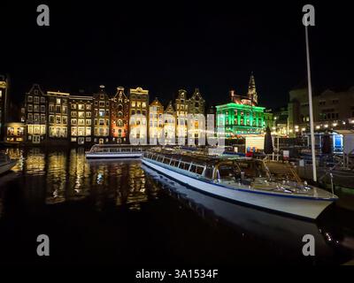 Aus der Vogelperspektive von Amsterdam, Niederlande, zeigt seine berühmten Kanalhäuser, die niederländische Architektur und Bootsfahrten entlang der Küste, die den Charme einfangen Stockfoto