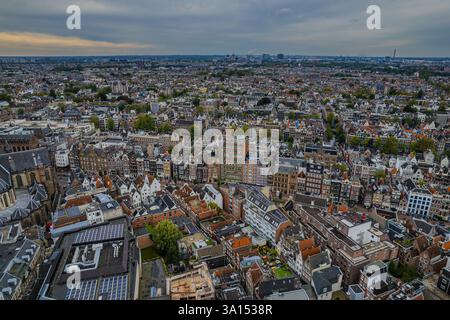 Aus der Vogelperspektive von Amsterdam, Niederlande, zeigt seine berühmten Kanalhäuser, die niederländische Architektur und Bootsfahrten entlang der Küste, die den Charme einfangen Stockfoto