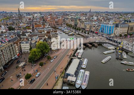 Aus der Vogelperspektive von Amsterdam, Niederlande, zeigt seine berühmten Kanalhäuser, die niederländische Architektur und Bootsfahrten entlang der Küste, die den Charme einfangen Stockfoto