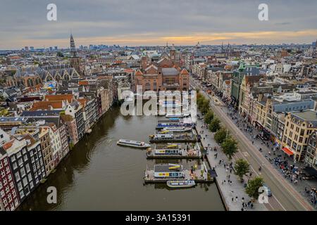 Aus der Vogelperspektive von Amsterdam, Niederlande, zeigt seine berühmten Kanalhäuser, die niederländische Architektur und Bootsfahrten entlang der Küste, die den Charme einfangen Stockfoto