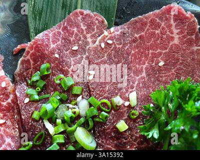 Gegrilltes rohes Fleisch Rindfleisch und Schweinefleisch (Grill, bbq) ein Essen, das auf Wagyu Grill im BBQ kocht. Yakiniku Grill Buffet Restaurant Stockfoto