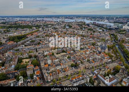 Aus der Vogelperspektive von Amsterdam, Niederlande, zeigt seine berühmten Kanalhäuser, die niederländische Architektur und Bootsfahrten entlang der Küste, die den Charme einfangen Stockfoto