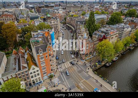 Aus der Vogelperspektive von Amsterdam, Niederlande, zeigt seine berühmten Kanalhäuser, die niederländische Architektur und Bootsfahrten entlang der Küste, die den Charme einfangen Stockfoto