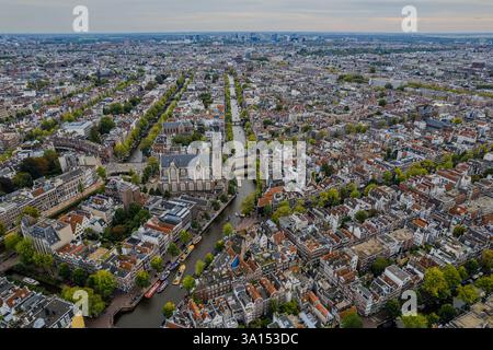 Aus der Vogelperspektive von Amsterdam, Niederlande, zeigt seine berühmten Kanalhäuser, die niederländische Architektur und Bootsfahrten entlang der Küste, die den Charme einfangen Stockfoto