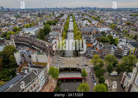 Aus der Vogelperspektive von Amsterdam, Niederlande, zeigt seine berühmten Kanalhäuser, die niederländische Architektur und Bootsfahrten entlang der Küste, die den Charme einfangen Stockfoto