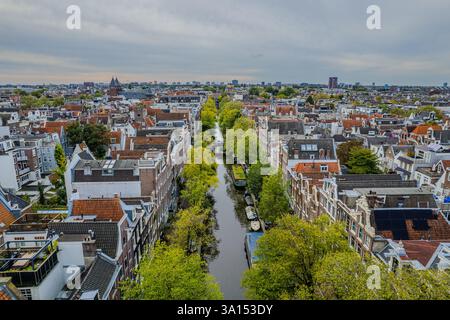 Aus der Vogelperspektive von Amsterdam, Niederlande, zeigt seine berühmten Kanalhäuser, die niederländische Architektur und Bootsfahrten entlang der Küste, die den Charme einfangen Stockfoto