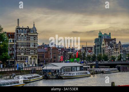 Aus der Vogelperspektive von Amsterdam, Niederlande, zeigt seine berühmten Kanalhäuser, die niederländische Architektur und Bootsfahrten entlang der Küste, die den Charme einfangen Stockfoto