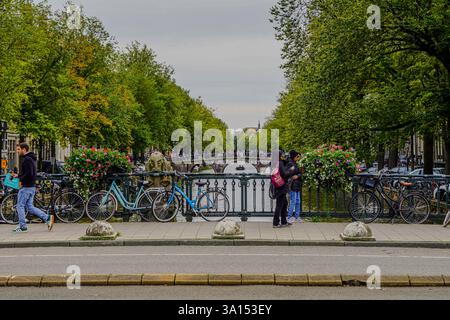 Aus der Vogelperspektive von Amsterdam, Niederlande, zeigt seine berühmten Kanalhäuser, die niederländische Architektur und Bootsfahrten entlang der Küste, die den Charme einfangen Stockfoto
