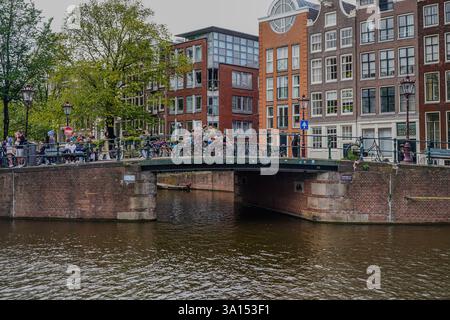 Aus der Vogelperspektive von Amsterdam, Niederlande, zeigt seine berühmten Kanalhäuser, die niederländische Architektur und Bootsfahrten entlang der Küste, die den Charme einfangen Stockfoto