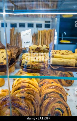 Frisch gebackenes Gebäck in einer malerischen Bäckerei im Herzen der Stadt, die süße Liebhaber mit köstlichen Aromen und verführerischen Leckereien einlädt Stockfoto