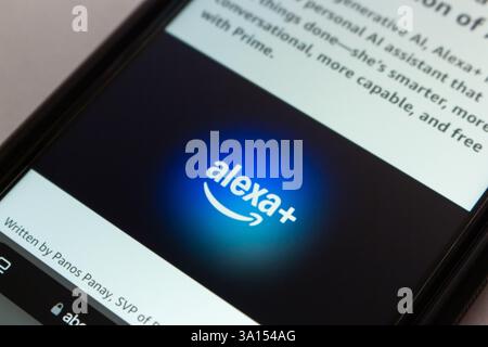 Alexa+-Logo von der Amazon-Website. Alexa Plus ist der KI-basierte Sprachassistent der nächsten Generation von Amazon mit verbesserter Konversation und Automatisierung. Stockfoto