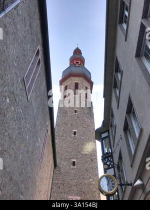 Blick auf den Turm der katholischen Kirche St. Remaclus in Cochem in der engen Straße der Altstadt neben dem Moseltal, Rheinland, Deutschland Stockfoto