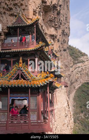 6. OKTOBER 2021, DATONG, CHINA: Die Details des Daches des nördlichen Mt. Hengshan hängender Tempel in Datong in der Provinz Shanxi. Berühmte chinesische Klassik Stockfoto