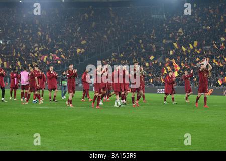 Stadio Olimpico, Rom, Italien. März 2025. UEFA Europa League – die letzten 16 Fußball; Roma gegen Athletic Club Bilbao: Die Spieler der Romas feiern ihren Sieg am Ende des Spiels Credit: Action Plus Sports/Alamy Live News Stockfoto