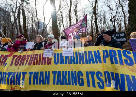 Kiew, Kiew-Stadt, Ukraine. März 2025. Demonstranten versammeln sich, um US-Präsident Trump zu drängen, ukrainische Zivilisten und Militärgefangene vor der amerikanischen Botschaft in Kiew, Ukraine, zu befreien. (Kreditbild: © Andreas Stroh/ZUMA Press Wire) NUR REDAKTIONELLE VERWENDUNG! Nicht für kommerzielle ZWECKE! Stockfoto