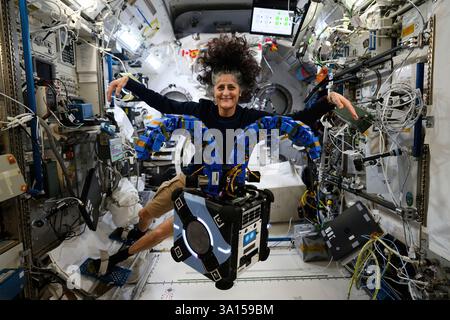 NASA-Astronaut Suni Williams interagiert mit dem Astrobee-Roboter-Freiflieger, der mit gecko-inspirierten Klebearmen ausgestattet ist, an Bord des Kibo-Moduls der ISS. Stockfoto